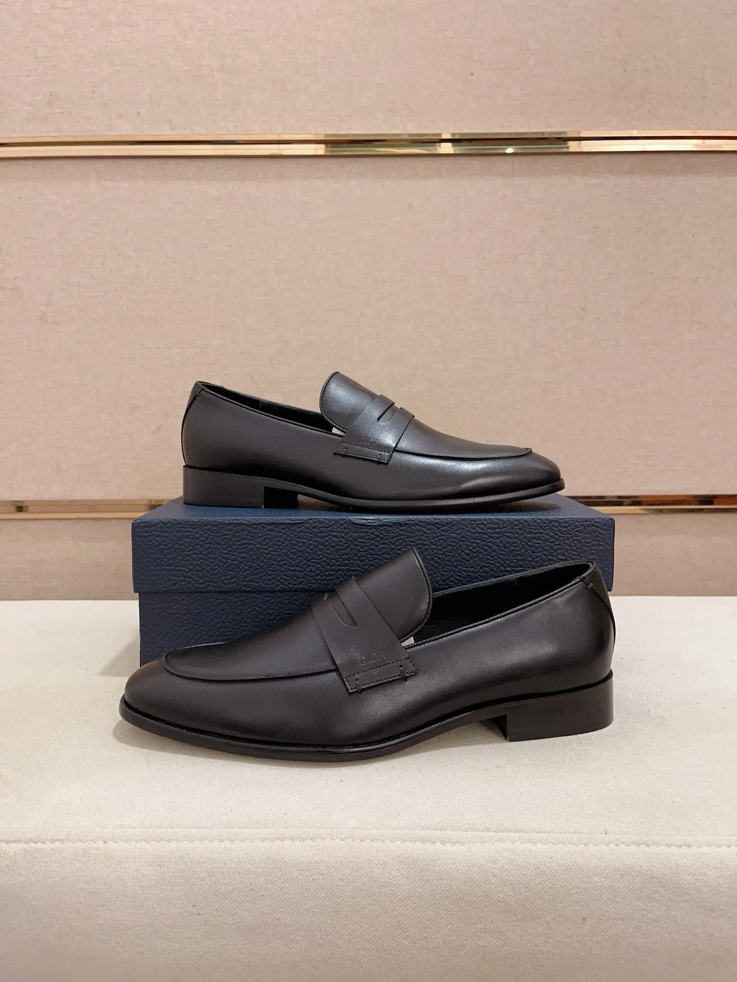 Men's shoes 💰: 540💰 High-end version of Dior Dior's new series. Famous actors and Internet celebrities wear super popular designs. The sculptures of French artist Niki de Saint Phalle are designed as rings. Material: Fabric: Imported original material. Foot: cowhide. Outsole: Rubber outsole. Men's shoe size: 38~44. Can be customized to size 45.